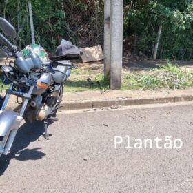 Fotos de Vídeo mostra motociclista batendo contra poste em Maringá