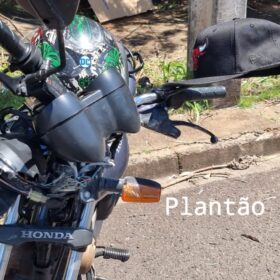 Fotos de Vídeo mostra motociclista batendo contra poste em Maringá