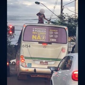 Fotos de Jovem é flagrado em cima de ônibus em movimento em Maringá