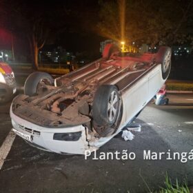 Fotos de Mulher capota carro após bater em veículo estacionado em Maringá