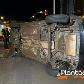 Fotos de Moça capota carro após atingir três veículos estacionados em Maringá