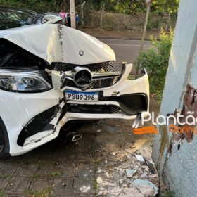 Fotos de Motorista com carro de luxo causa acidente após fugir da polícia em Maringá 