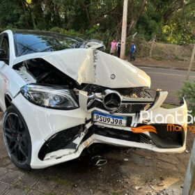 Fotos de Motorista com carro de luxo causa acidente após fugir da polícia em Maringá 