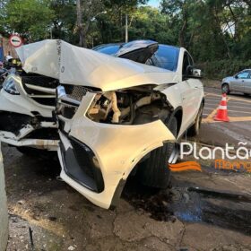 Fotos de Motorista com carro de luxo causa acidente após fugir da polícia em Maringá 