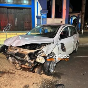 Fotos de Carro 'voa', após motorista discutir com a mãe e joga veículo contra praça em Maringá