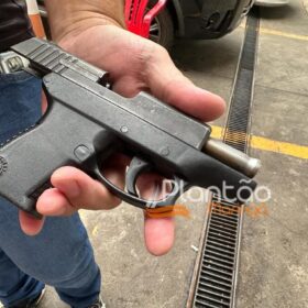 Fotos de Homem tenta sacar pistola para policiais civis em posto de combustível em Maringá