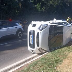 Fotos de Adolescente conduzindo carro, se envolve em acidente na Zona 2, de Maringá