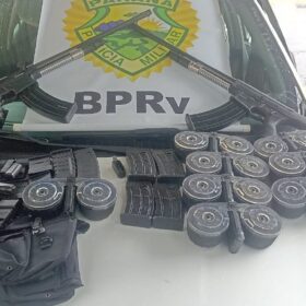 Fotos de Polícia Rodoviária Estadual apreende armas e carregadores caracol para fuzil 556 em Maringá 