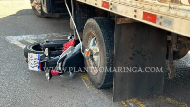 Fotos de Moto vai parar embaixo de caminhão após acidente em Maringá