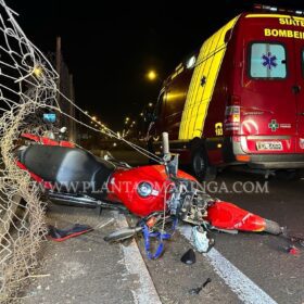 Fotos de Casal fica ferido após bater moto contra alambrado na Avenida Colombo em Maringá