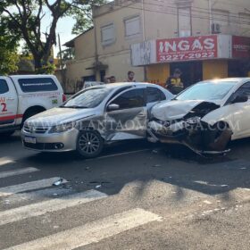 Fotos de Cinco crianças e três adultos ficaram feridos após colisão entre dois carros, em Maringá  