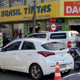 Fotos de Cinco crianças e três adultos ficaram feridos após colisão entre dois carros, em Maringá  