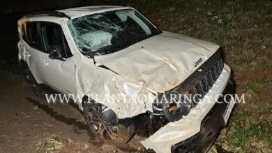 Fotos de Motorista bate em barranco capota carro em Maringá e foge do local