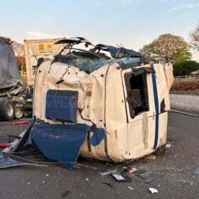 Fotos de Carreta fica destruída após acidente no Contorno Norte em Maringá 