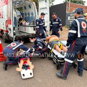 Fotos de Carro avança preferencial causando acidente que deixou pai e filho feridos em Maringá