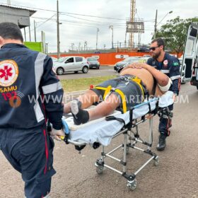 Fotos de Carro avança preferencial causando acidente que deixou pai e filho feridos em Maringá