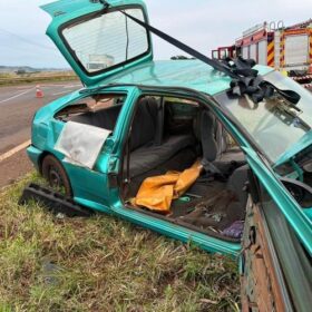 Fotos de Três pessoas ficam feridas em grave acidente na PR-323