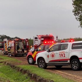 Fotos de Três pessoas ficam feridas em grave acidente na PR-323