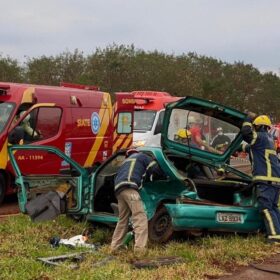 Fotos de Três pessoas ficam feridas em grave acidente na PR-323