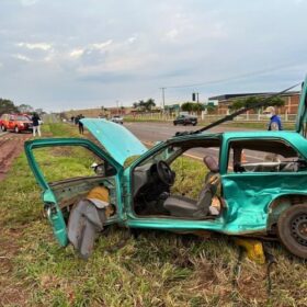 Fotos de Três pessoas ficam feridas em grave acidente na PR-323