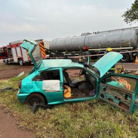 Fotos de Três pessoas ficam feridas em grave acidente na PR-323