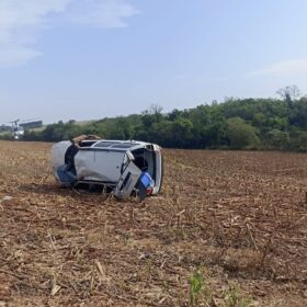 Fotos de Professora que morava em Maringá morre após ser arremessada de carro que capotou  