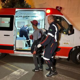 Fotos de Homem é socorrido com ferimentos graves após ser esfaqueado pela esposa em Sarandi 