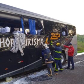 Fotos de Ônibus com crianças da igreja adventista do sétimo dia de Maringá se envolve em acidente com óbito na BR 369 em Corbélia