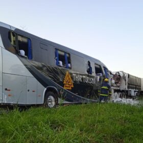 Fotos de Ônibus com crianças da igreja adventista do sétimo dia de Maringá se envolve em acidente com óbito na BR 369 em Corbélia