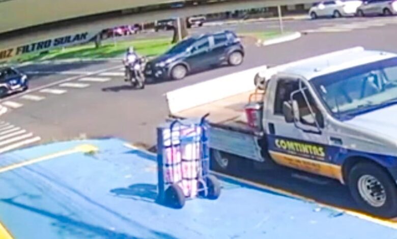 Fotos de Video mostra carro avançando preferencial e causando grave acidente em Maringá 