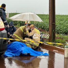 Fotos de A caminho do cemitério para visitar o filho que morreu a cerca de um mês mulher morre em acidente de moto em Sarandi