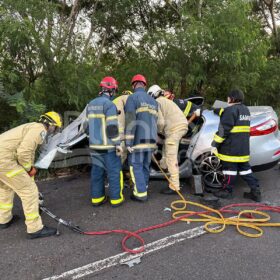 Fotos de Batida frontal entre dois carros deixa cinco pessoas feridas em Maringá