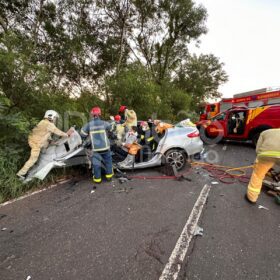 Fotos de Batida frontal entre dois carros deixa cinco pessoas feridas em Maringá