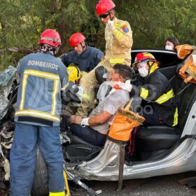 Fotos de Batida frontal entre dois carros deixa cinco pessoas feridas em Maringá