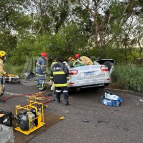 Fotos de Batida frontal entre dois carros deixa cinco pessoas feridas em Maringá