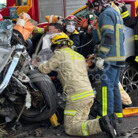 Fotos de Batida frontal entre dois carros deixa cinco pessoas feridas em Maringá