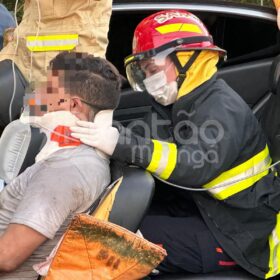 Fotos de Batida frontal entre dois carros deixa cinco pessoas feridas em Maringá