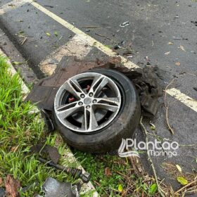 Fotos de Carro de luxo fica destruído após bater contra árvore em Maringá