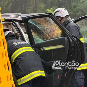 Fotos de Carro de luxo fica destruído após bater contra árvore em Maringá