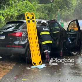 Fotos de Carro de luxo fica destruído após bater contra árvore em Maringá