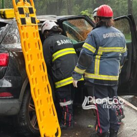 Fotos de Carro de luxo fica destruído após bater contra árvore em Maringá