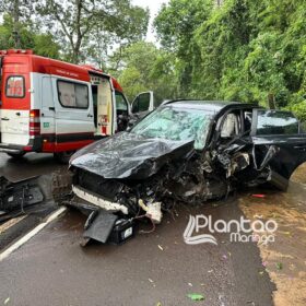 Fotos de Carro de luxo fica destruído após bater contra árvore em Maringá