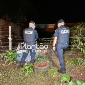 Fotos de Homens são presos após disparos de arma de fogo próximo a um local de homicídio em Sarandi