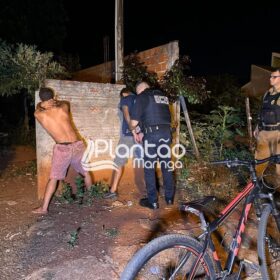 Fotos de Homens são presos após disparos de arma de fogo próximo a um local de homicídio em Sarandi