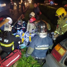 Fotos de Motorista e intubado após bater carro contra barranco em Maringá