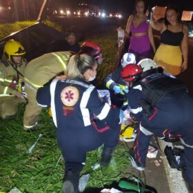 Fotos de Motorista e intubado após bater carro contra barranco em Maringá