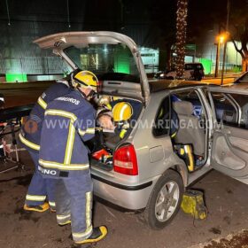 Fotos de Motorista anda na contramão em avenida de Maringá e bate de frente com outro carro