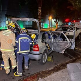 Fotos de Motorista anda na contramão em avenida de Maringá e bate de frente com outro carro