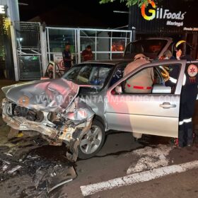 Fotos de Motorista anda na contramão em avenida de Maringá e bate de frente com outro carro