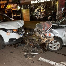 Fotos de Motorista anda na contramão em avenida de Maringá e bate de frente com outro carro